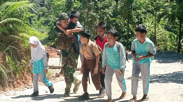 Di Medan Pengabdian, Prajurit TMMD 129 Kodim 0304/AgamGendong Harapan Anak Palupuh
