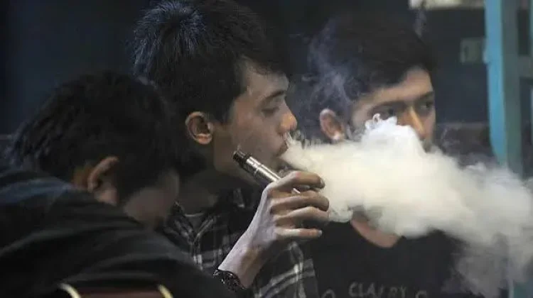 Perokok Pasif Menghirup Uap Vape, Berbahayakah?