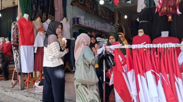 Pasar Pusat Padang Panjang Dipenuhi Atribut Merah Putih jelang HUT RI