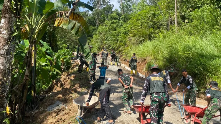 Satgas TMMD ke-129 Kodim 0304/Agam Kebut Pengecoran Jalan Bersama Masyarakat