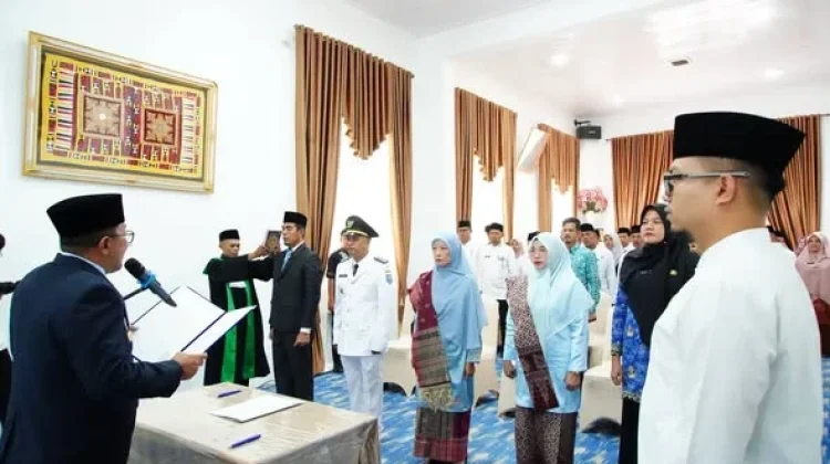 Bupati Eka Putra Rotasi Pejabat Pemkab Tanah Datar