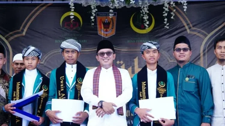 Bupati Eka Putra Hadiri Wisuda 30 Juz Ponpes Bina Pewaris Nabi Balai Tangah