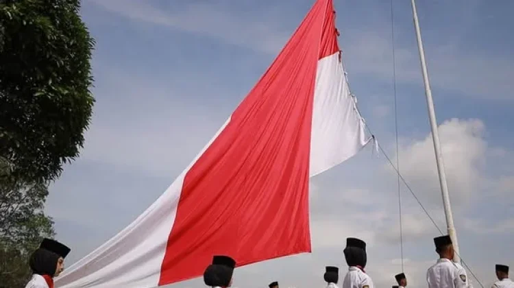 Semarak HUT RI ke 81, Bendera Raksasa Kembali Berkibar di Puncak Gunuang Kasumbo