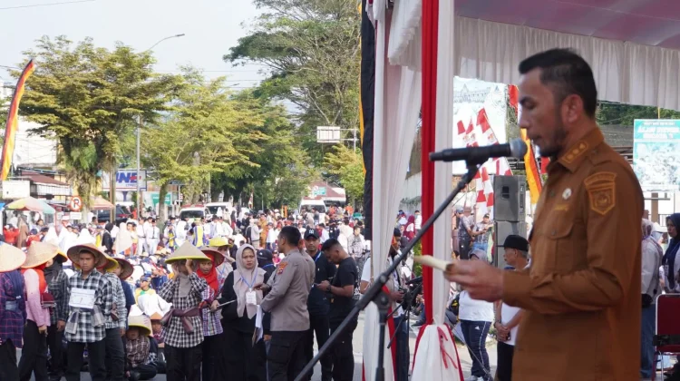 Ratusan Pelajar Padang Panjang Meriahkan HUT RI lewat Gerak Jalan