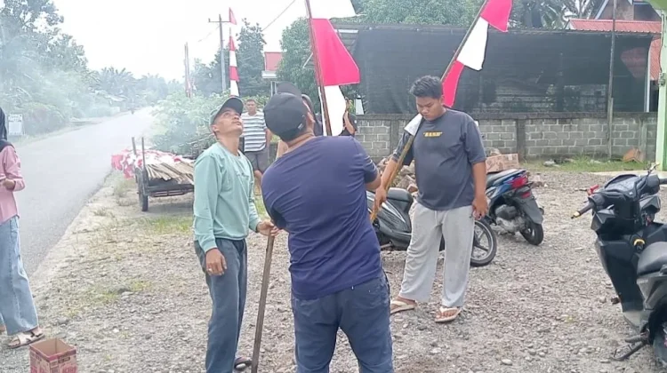 Warga Nagari Ophir Pasaman Barat Gencarkan Goro hingga Pemasangan Bendera