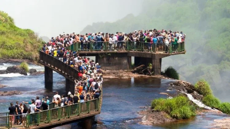 Overtourism, ketika Destinasi Wisata Terlalu Ramai