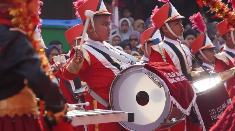 Gema Drumband Warnai HUT RI ke-81, Pelajar Padang Panjang Tampil Kompak
