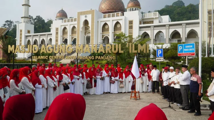 Wako Hendri lepas 150 lansia LLI ikut Studi Dakwah ke Solok