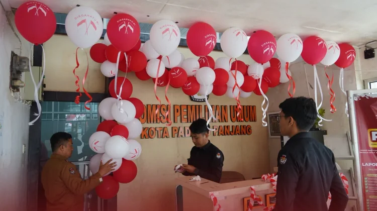 KPU Kota Padang Panjang hias kantor bernuansa merah putih sambut HUT ke-81 RI