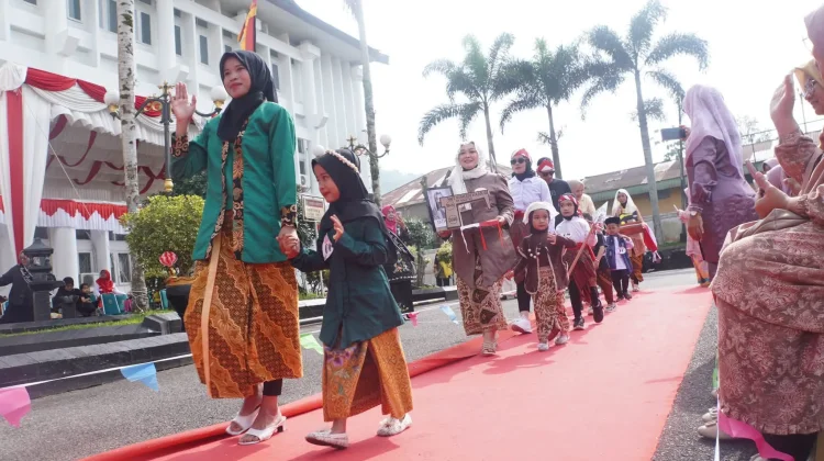 Fashion Show Anak Bersama Orang Tua Semarakkan HUT ke-81 RI di Padang Panjang