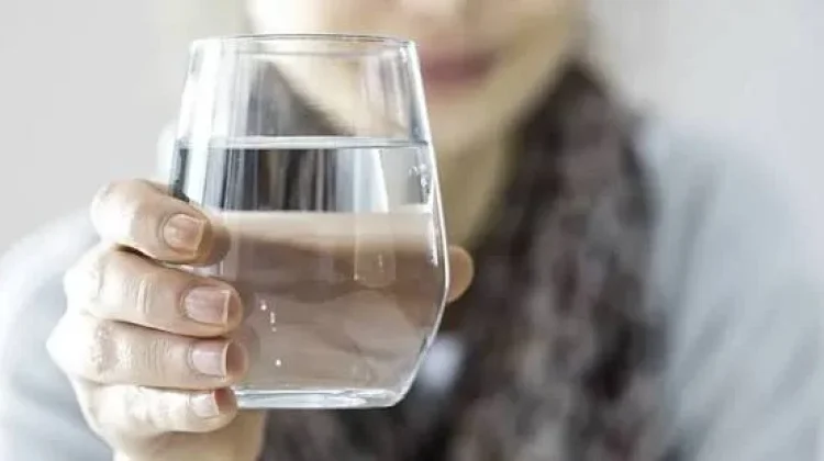 Manfaat Minum Air Putih di Siang Hari