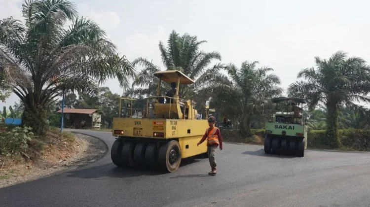 Jalan Sitiung Lama-Pulai Mulai Diaspal, Akses Warga Diperbaiki