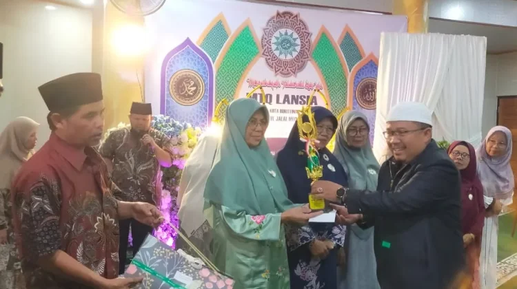 MTQ Lansia Bukittinggi: Di Usia Senja, Ayat Suci Tetap Menggema