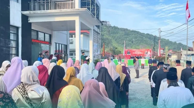 Kemenag Padang Panjang Gelar Upacara HUT ke-81 RI dengan Pakaian Adat