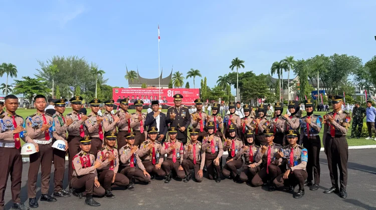Siswa SMA Praja Nusantara Kibarkan Semangat Merah Putih di Istana Gubernur Sumbar