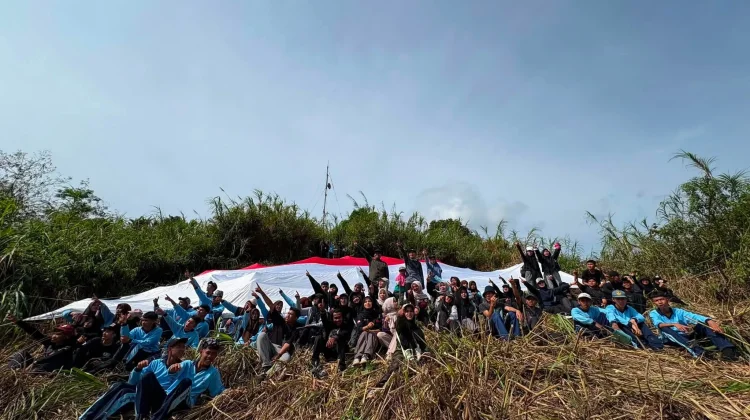Bendera 18x12 Meter Berkibar di Puncak Bukit Tui Peringati HUT ke-81 RI