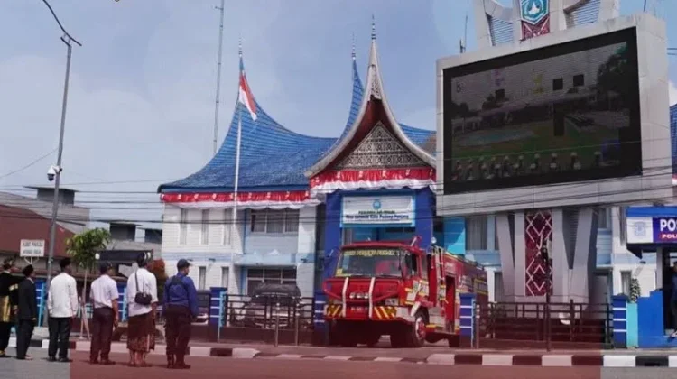HUT ke-81 RI, Simpang PDAM Padang Panjang Khidmat Tonton Proklamasi