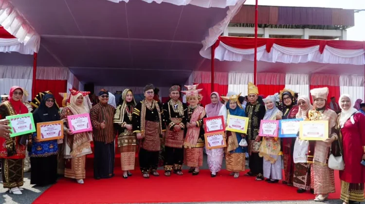 Pemko Padang Panjang serahkan penghargaan dan bantuan usai upacara HUT ke-81 RI