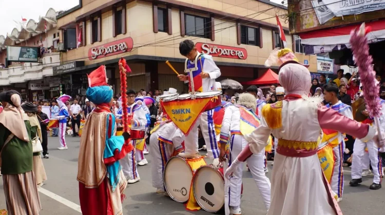 65 kelompok drumband tampil dalam Pawai Alegoris HUT ke-81 RI di Padang Panjang