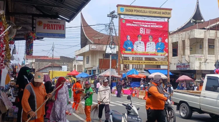 Perkim LH bersihkan jalur Pawai Alegoris HUT ke-81 RI di Padang Panjang