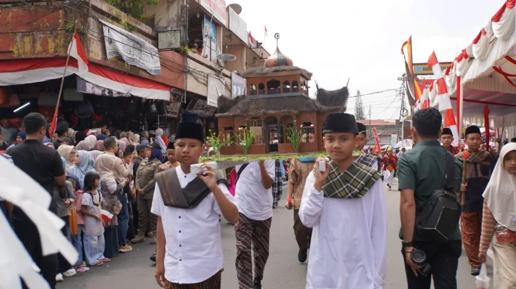 Kreasi Pelajar Warnai Pawai Alegoris HUT ke-81 RI di Padang Panjang