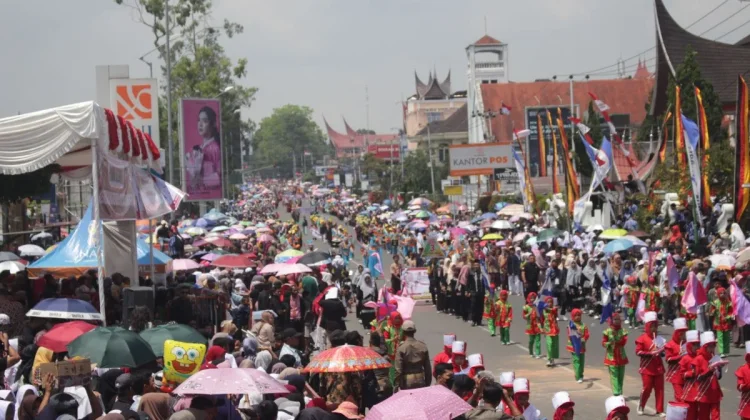 Pawai Alegoris Bukittinggi Meriahkan HUT Kemerdekaan RI Ke 81