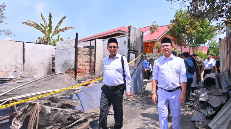 Wali Kota Payakumbuh Salurkan Bantuan Korban Kebakaran Padang Tiakar