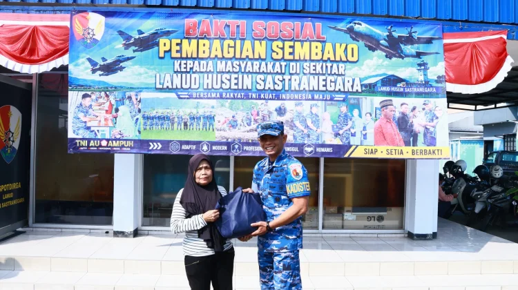 TNI AU Peduli, Lanud Husein Sastranegara Bagikan Paket Sembako Warga Kota Bandung