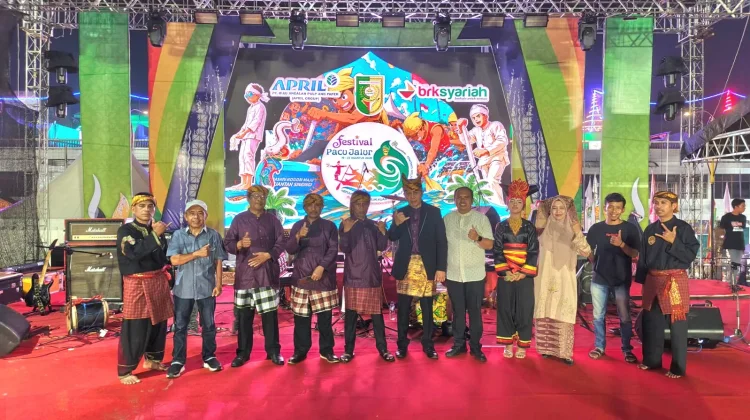 Saluang Kreasi Bukittinggi Meriahkan Festival Pacu Jalur Kuantan Singingi