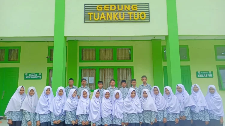 MTs Laboratorium UIN Bukittinggi Borong Prestasi Provinsi di HUT RI ke-81
