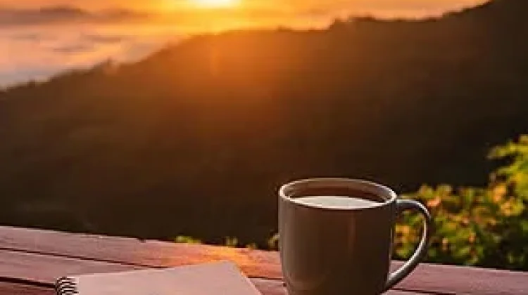 Menikmati Secangkir Kopi Bersama Mentari Pagi