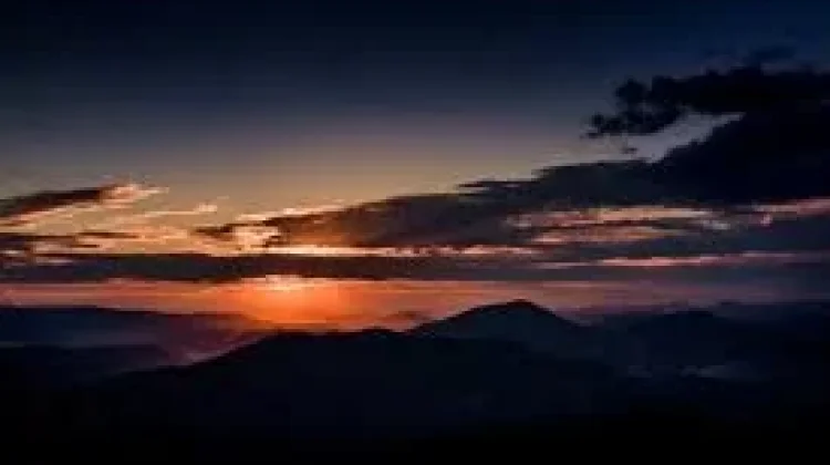 Indahnya Langit saat Mentari Mulai Terbit