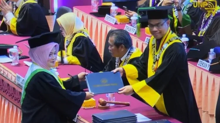 Tangis Haru Sry Eka Handayani, Kepsek SD Bukittinggi Raih Doktor Dengan Pujian