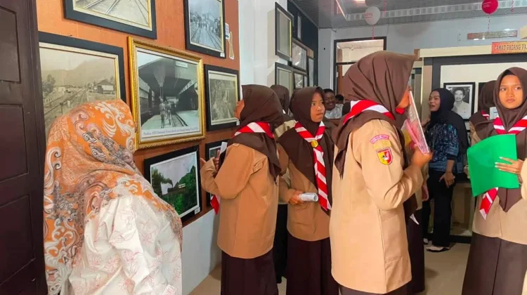 Perpusda Padang Panjang Sambut 32 Siswa MAN 1 untuk Literasi