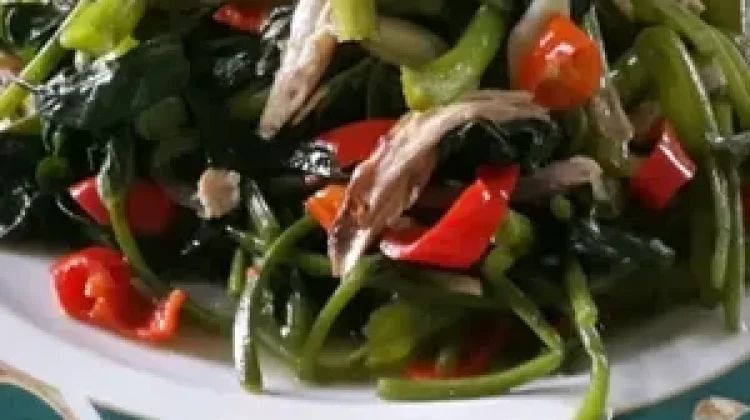 Tumis kangkung, campur ikan pindang