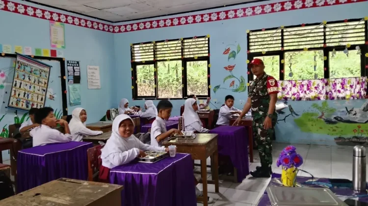 Babinsa Koramil Harau Dampingi Program Makan Bergizi Gratis