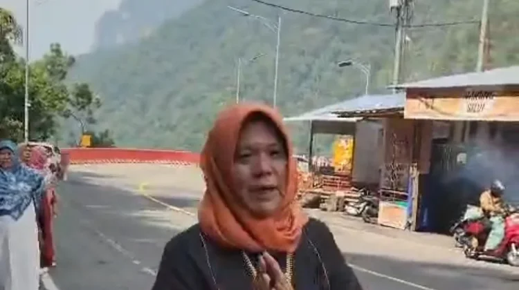 Singgah Sejenak, Bidan Bunda Yeni Terpesona Keindahan Kelok Sembilan