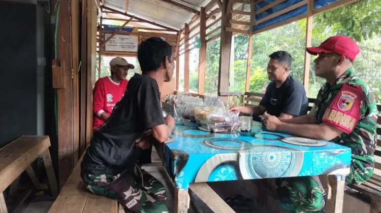 Komsos Babinsa Koramil 03/Suliki Perkuat Kerukunan Dan Kepatuhan Warga