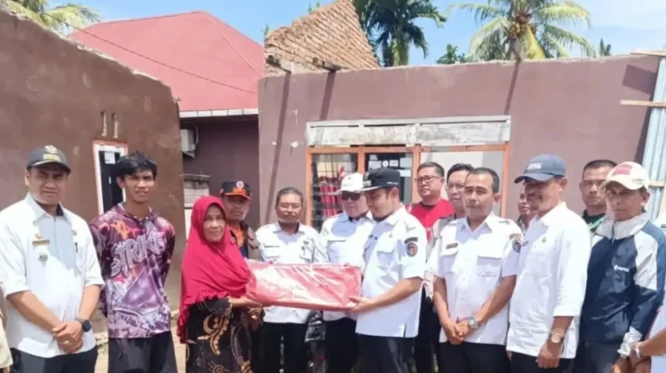 Wakil Bupati Limapuluh Kota dan Instansi Terkait Salurkan Bantuan Kebencanaan