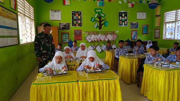 Babinsa Koramil 05 Harau Dampingi Program MBG Di SDN 02 Koto Tuo
