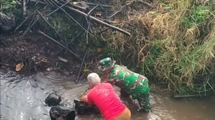Babinsa dan Warga Bersihkan Aliran Batang Piobang
