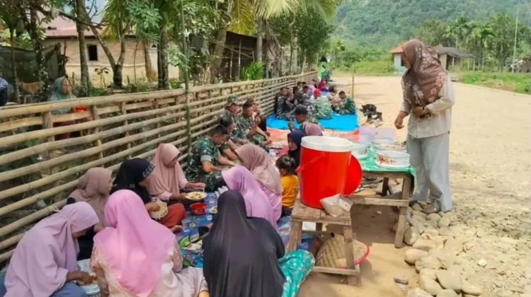 Makan Bersama Satgas dan Warga Buluh Kasok Harau