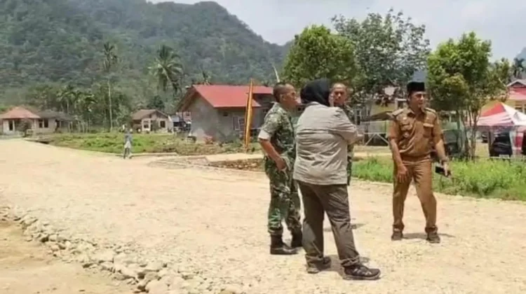 Wali Nagari Sarilamak Bantu Satgas TMMD Ke-129