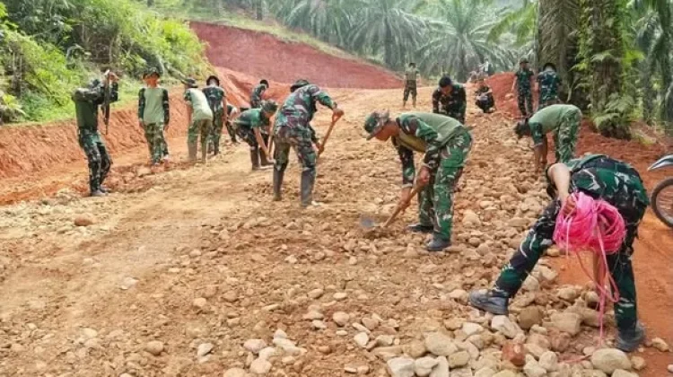 Pengerasan Jalan TMMD Ke-129 Kebut Akses Buluah Kasok