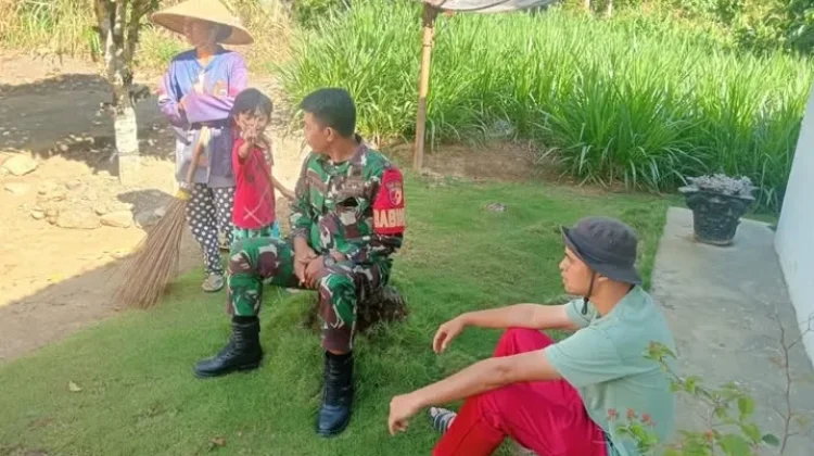 Babinsa Ajak Warga Buluah Kasok Tingkatkan Kewaspadaan