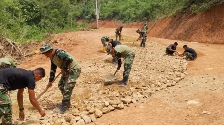 Satgas dan Warga Kebut Pengerasan Jalan Buluh Kasok