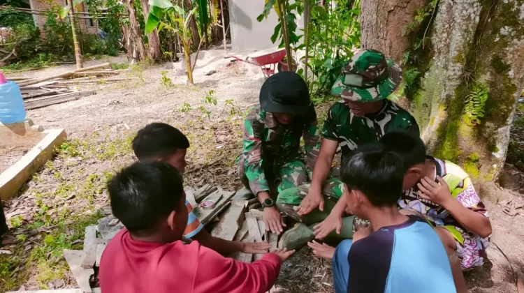 Waktu Istirahat Satgas TMMD Bermain dengan Anak