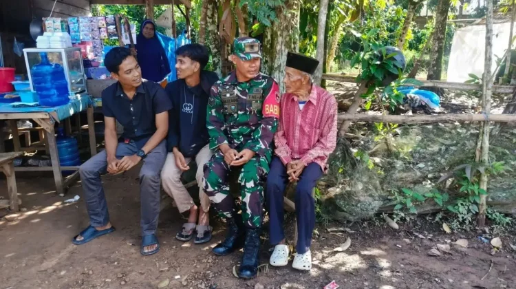 Babinsa Serka Amin Pererat Kemanunggalan di Buluh Kasok