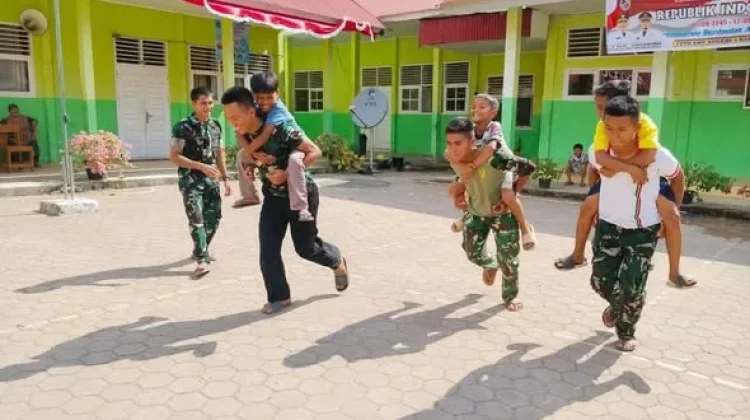 Kehangatan Satgas TMMD Dekat Dengan Pelajar Buluh Kasok