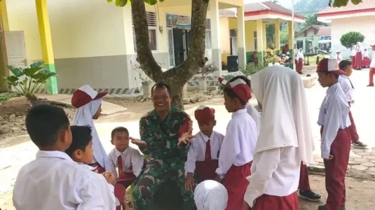 Babinsa TMMD Ke-129 Jadi Sahabat Anak-Anak